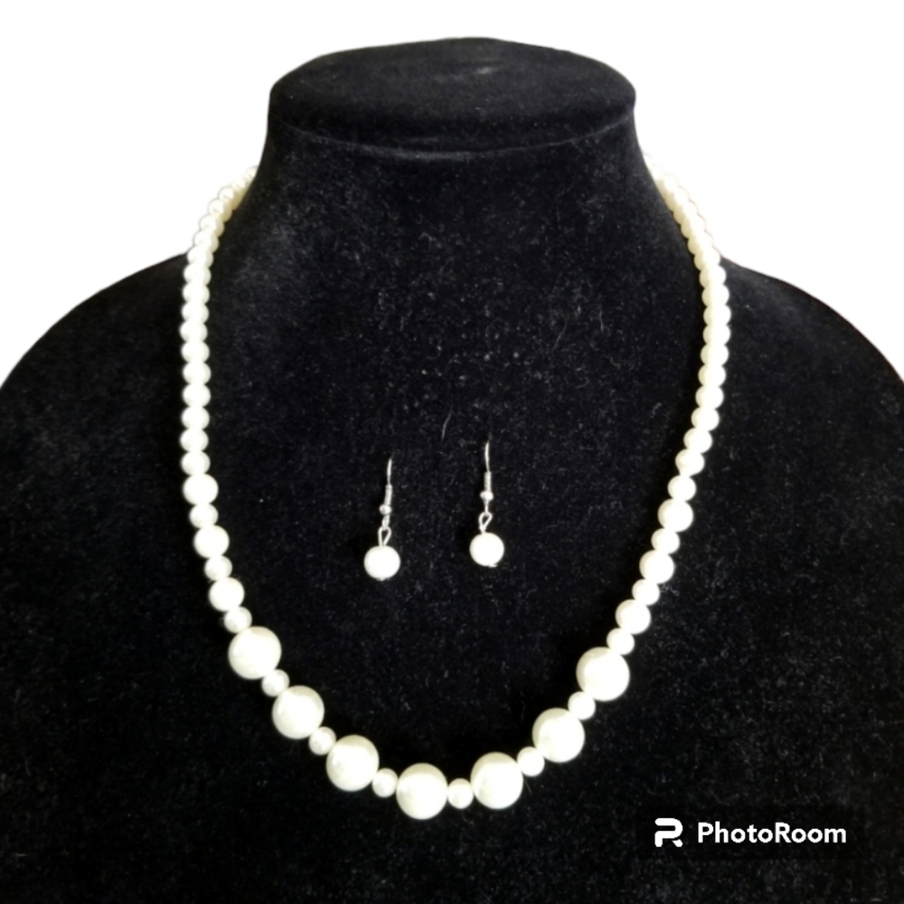 NWOT Faux Simulated Pearl Necklace And Earing Set